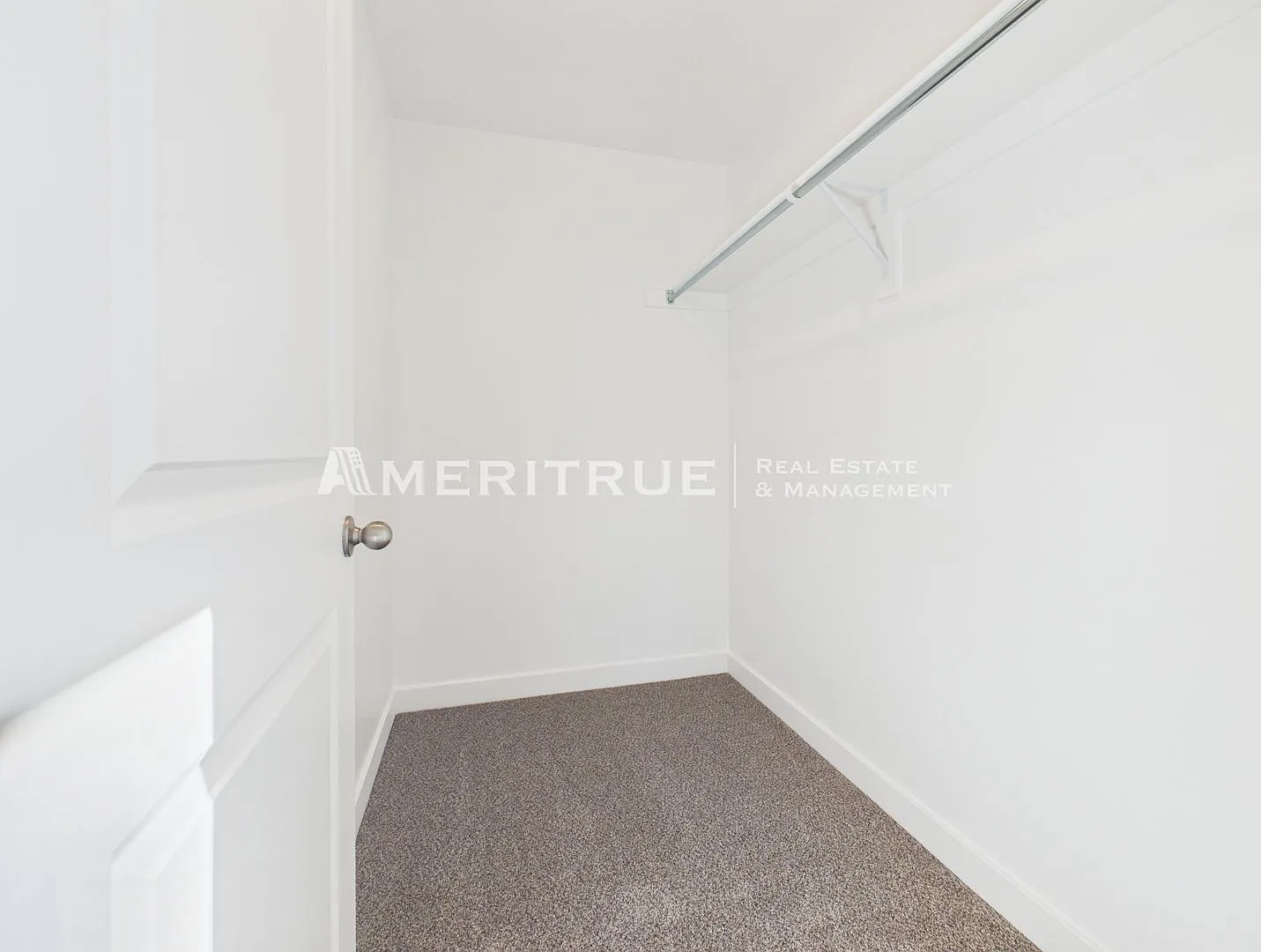 New 4 Bed 3.5 bathroom Townhome — Photo 3
