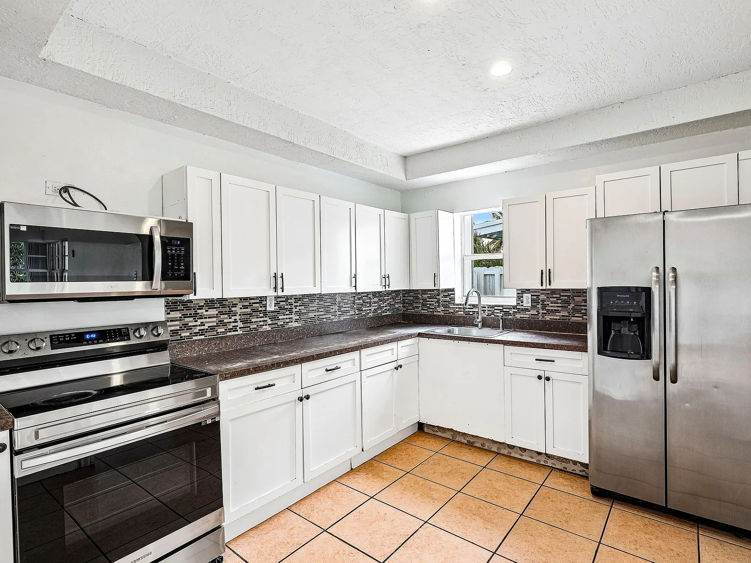 3 bed, 1586 sqft, $4,150 — Photo 3