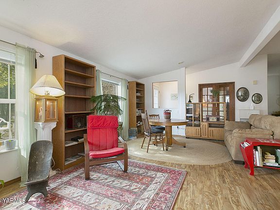 3rd image of 211 Emerald Acres Dr
