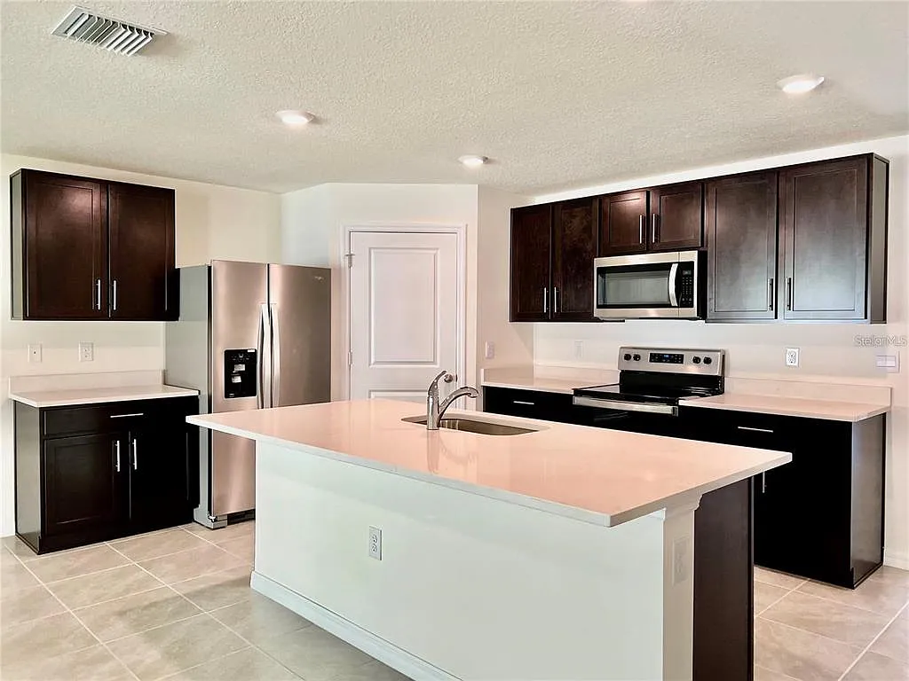 4 bed, 2.0 bath, 1828 sqft, $2,150 — Photo 4