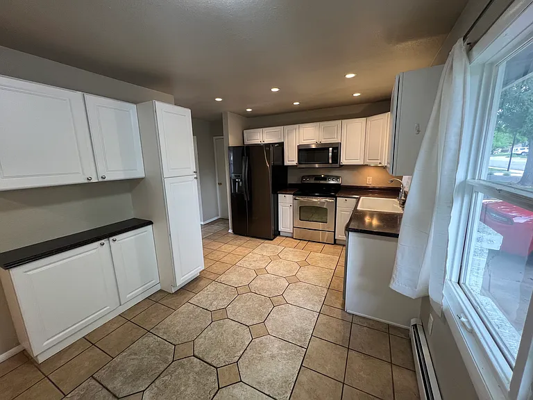 916 Timber Ln — Photo 3