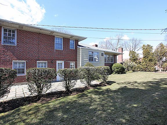 4th image of 251 New Hyde Park Rd