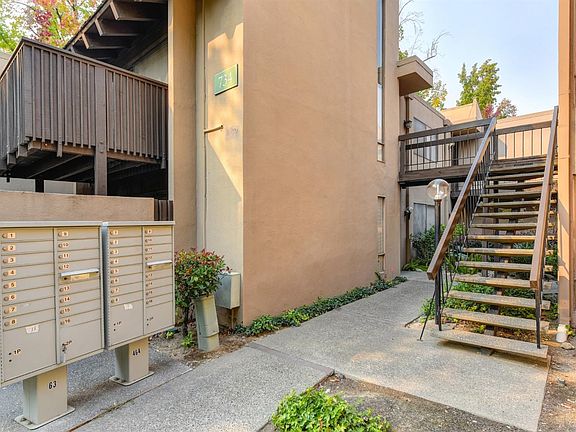 2nd image of 734 Woodside Ln E APT 11