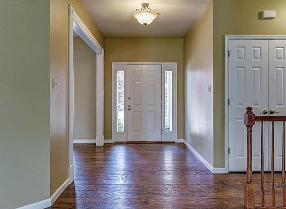 VIew from front door into hallway