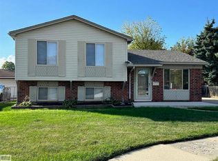 16460 Bowman St, Roseville, MI 48066