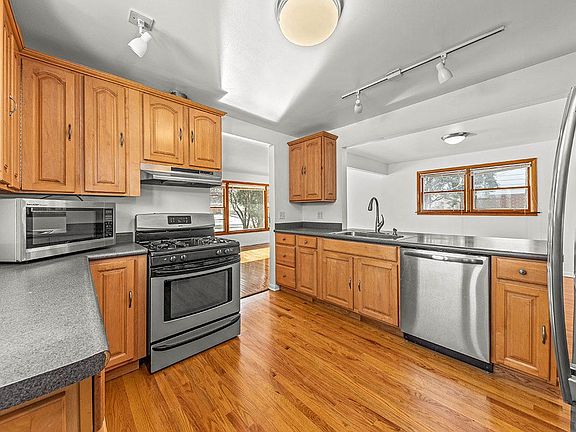 3rd image of 8 W Leslie Ln