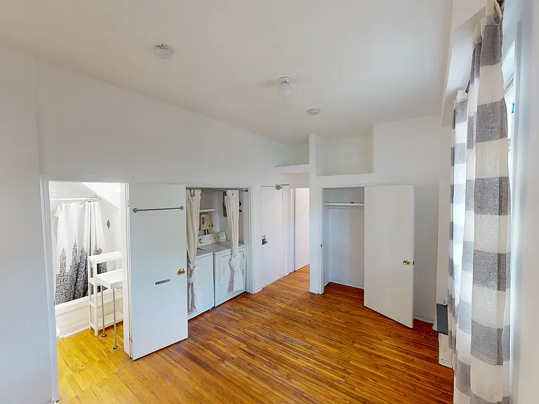221 Bathurst St #4 — Photo 11