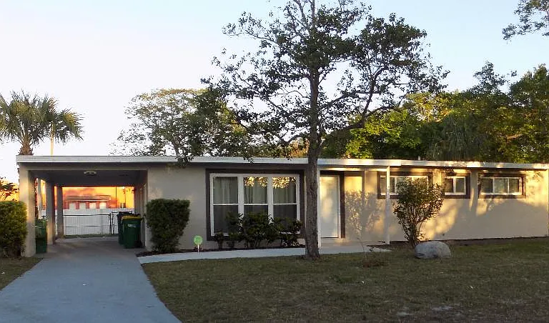 1204 Tulip Ln — Photo 1