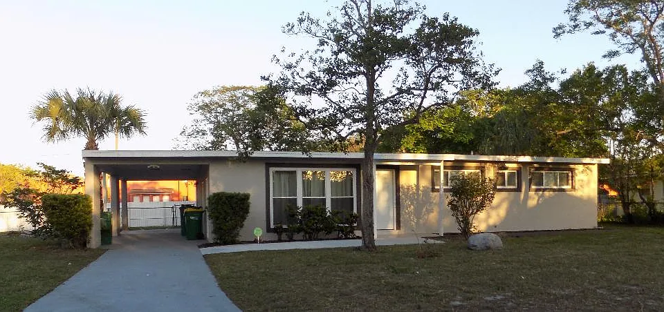 1204 Tulip Ln