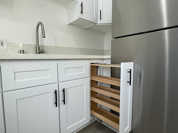 3rd image of 3633 Kelton Ave #1