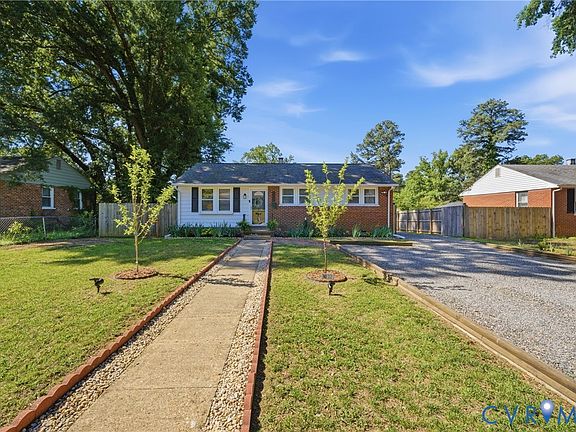 3rd image of 2309 Lenora Ln