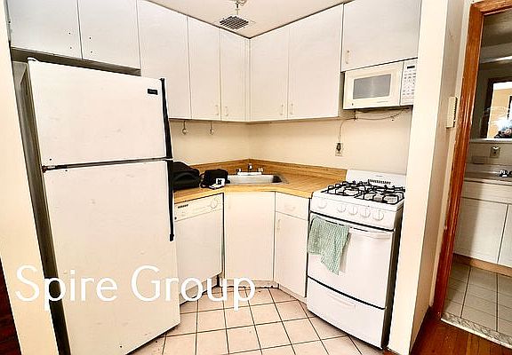 5th image of 722 Amsterdam Ave APT 1b