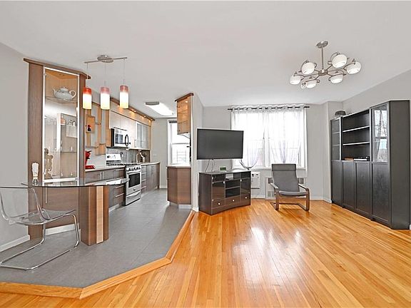 2nd image of 735 Avenue W #3D