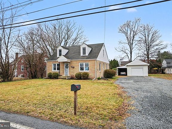 2nd image of 702 Lorane Rd