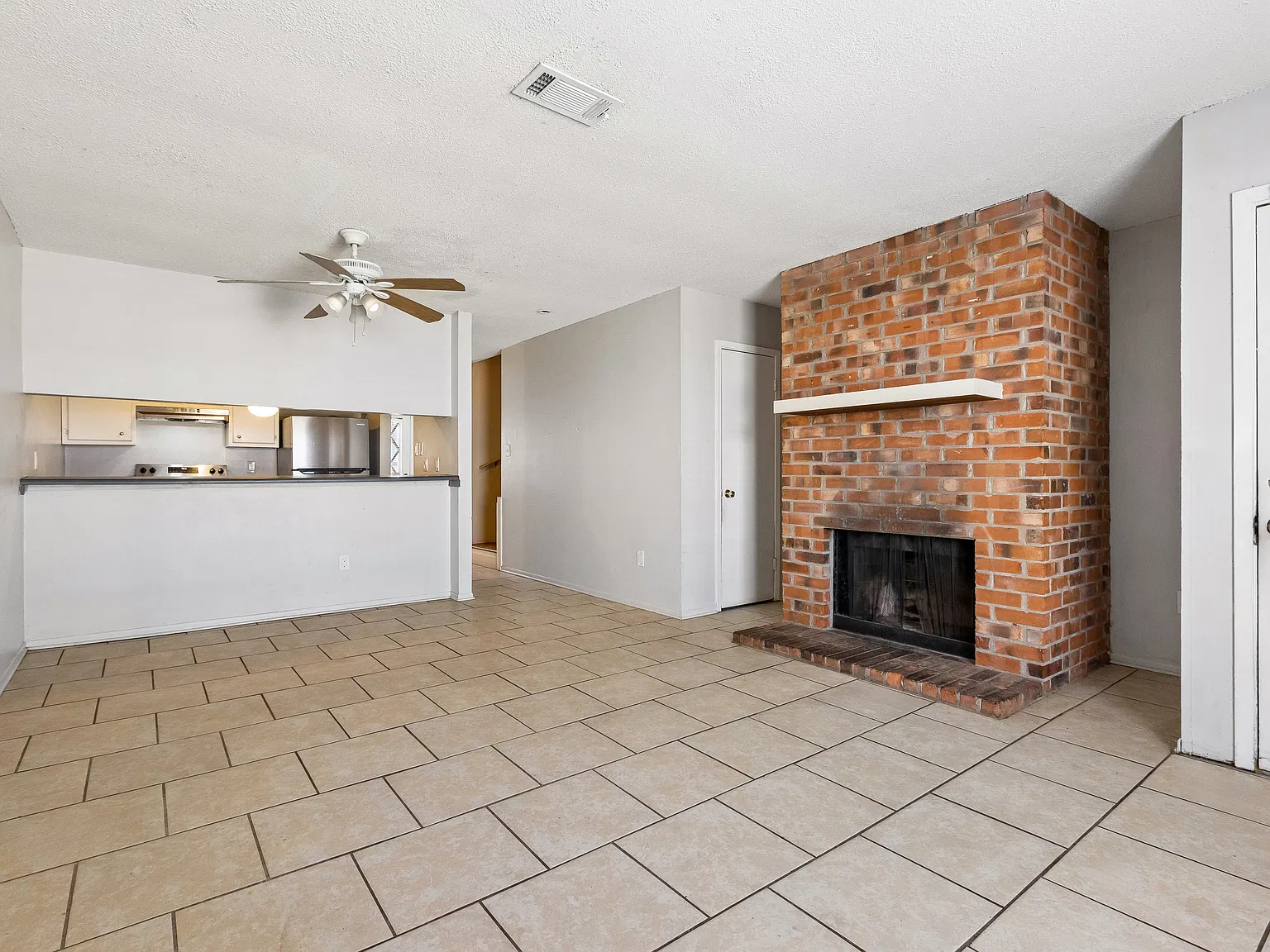 2 bed, 1.5 bath, 1000 sqft, $1,000 — Photo 2
