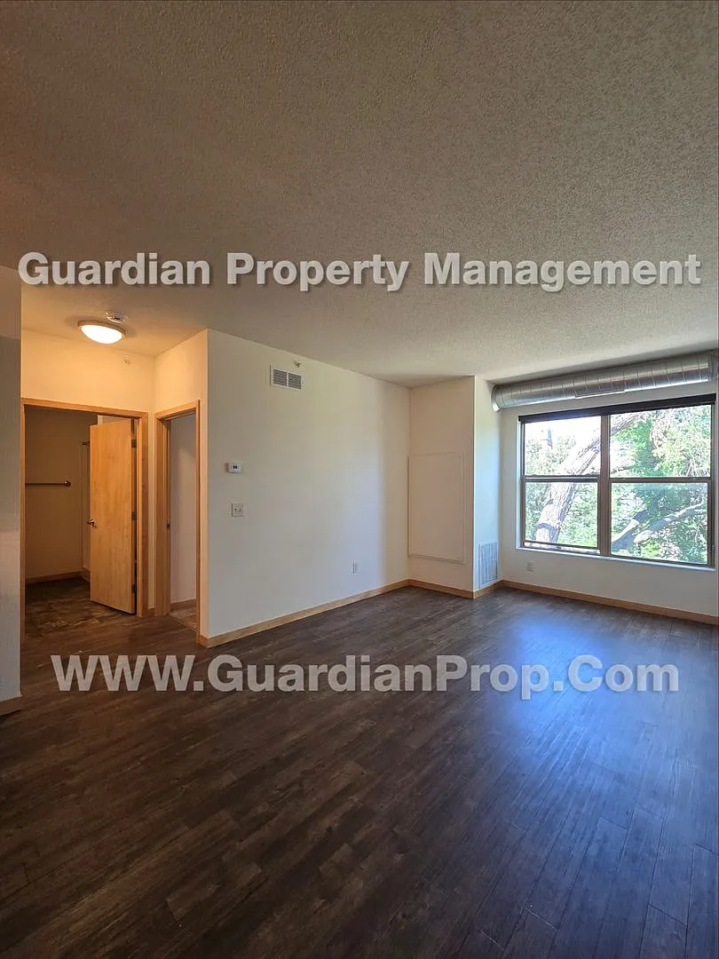 Marcy Holmes/Dinkytown Top Floor, 3 bd, Dishwasher, 1 Parking Space, 1 Month Free — Photo 2