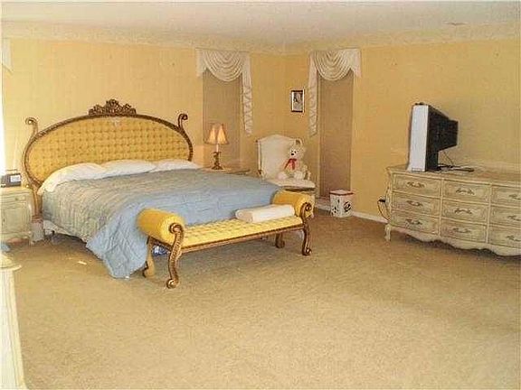 3rd image of 1110 W Cypress Dr