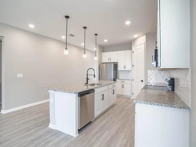 992 Griffon Ave — Photo 5