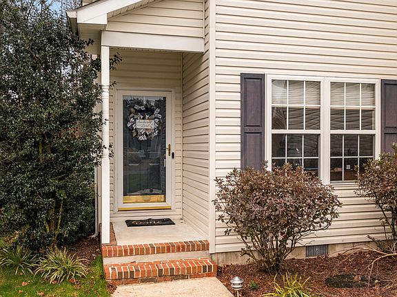 4th image of 244 Foxglove Dr