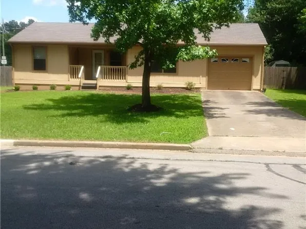 2110 S Emma Ave, Fayetteville, AR 72701