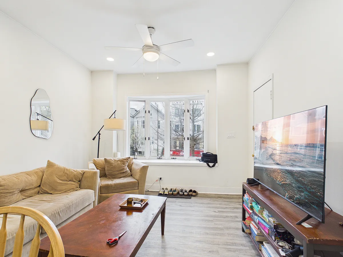 Photo 1 of 12 - 3043 N Southport Ave #1 - Chicago, IL Primary Photo - 3043 N Southport Ave #1
