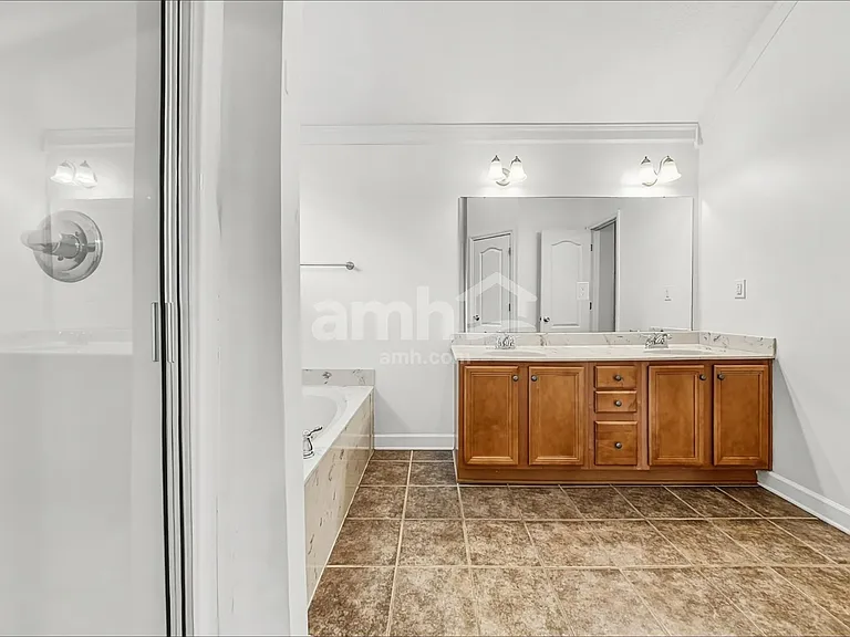 410 Vaiden Dr N — Photo 10