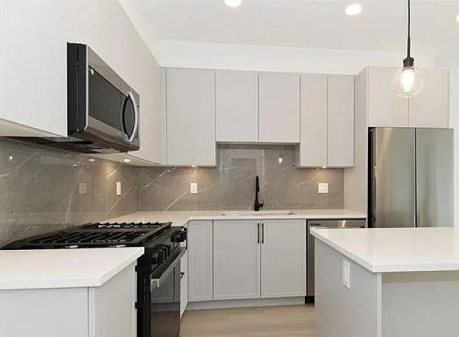 3528 146a St — Photo 2