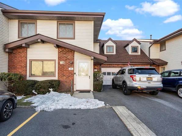 104 W Cambridge Drive, Copiague, NY 11726