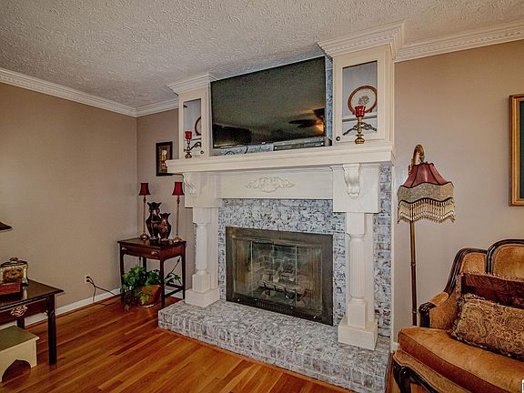 3rd image of 143 Winston Dr