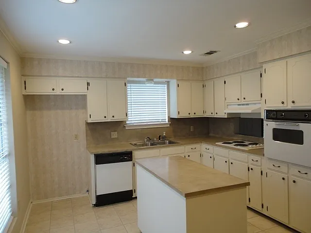 Building Photo - 5959 Frederick Dr