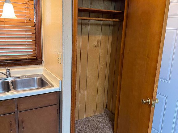 5th image of 211 Cottonwood Ln