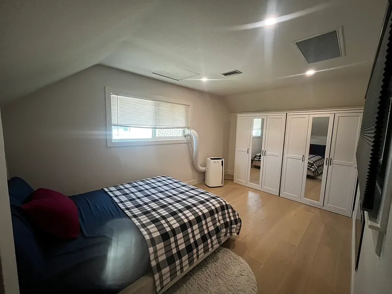 2121 W Chanticleer Rd — Photo 4