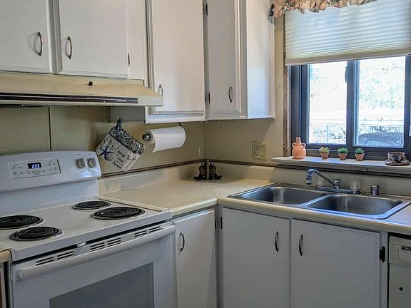 3rd image of 550 PALM Drive #43
