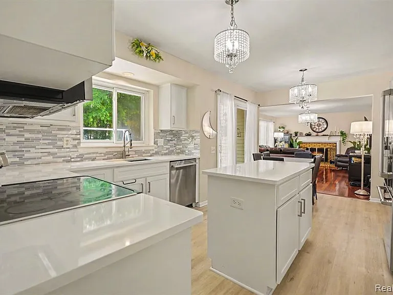 425 Thornridge Ct — Photo 7