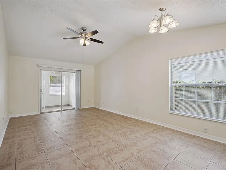 2725 Mayer St — Photo 6