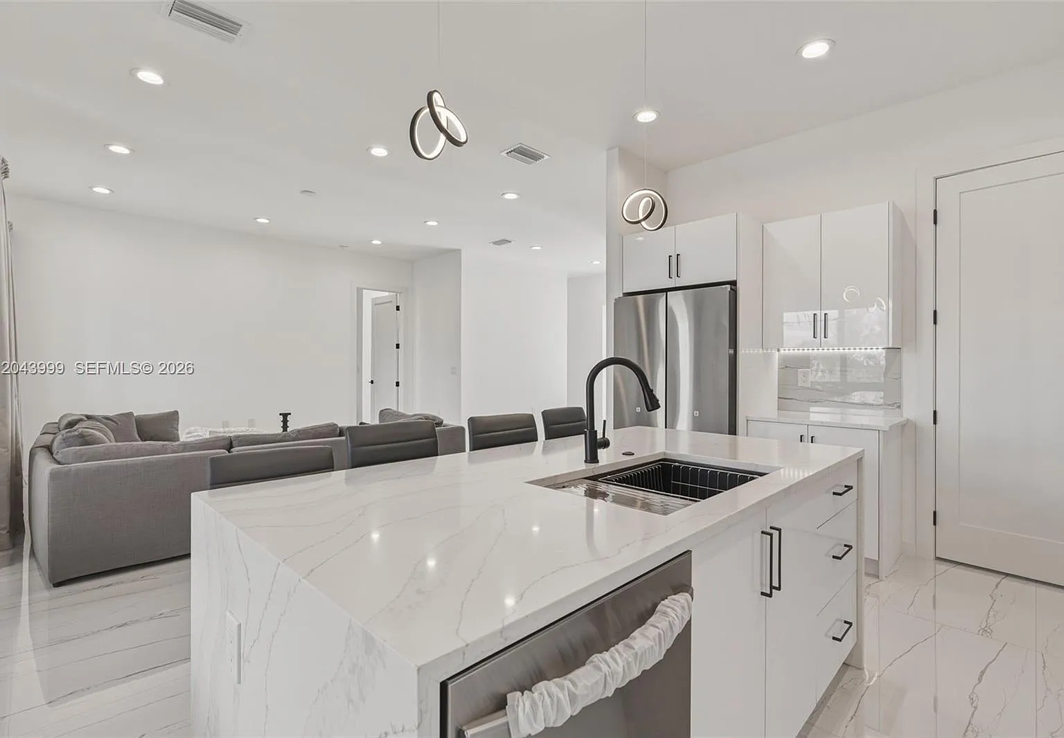 3 bed, 4.0 bath, 1999 sqft, $2,800 — Photo 2