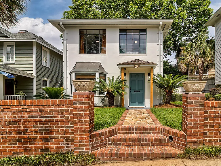 2408 Lincoln St — Photo 2