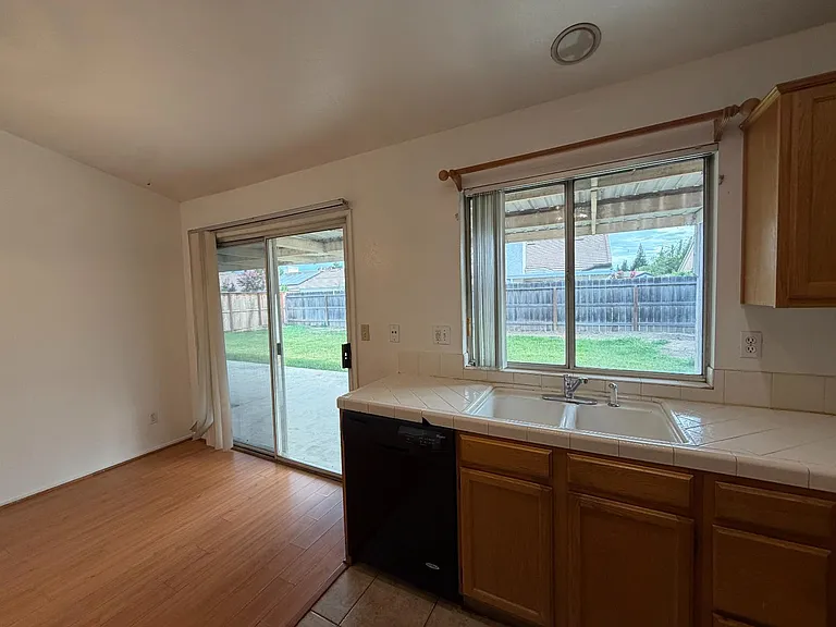 2350 E Fallbrook Ave — Photo 11