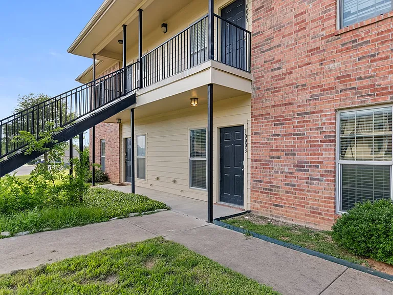 2100 Breezy Dr — Photo 21