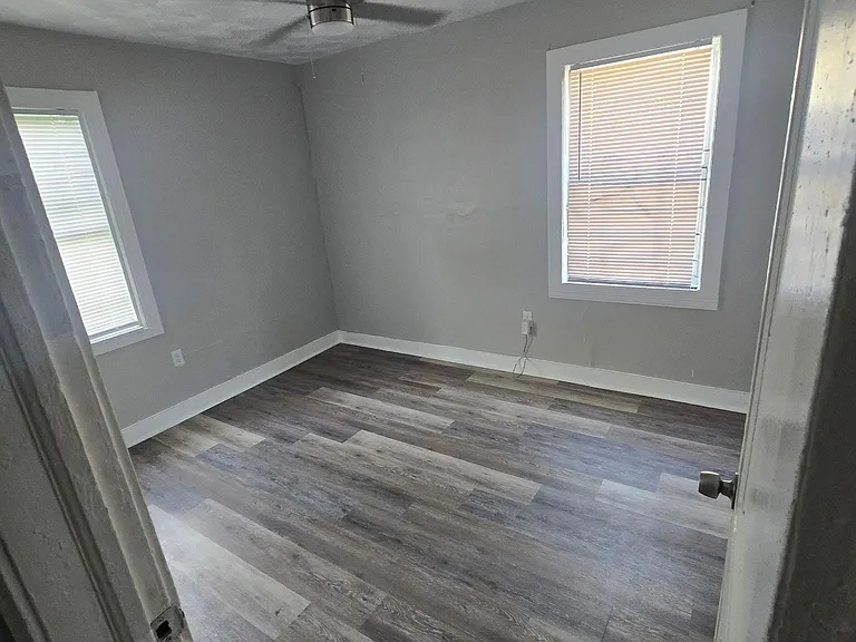 438 W Ash St — Photo 9