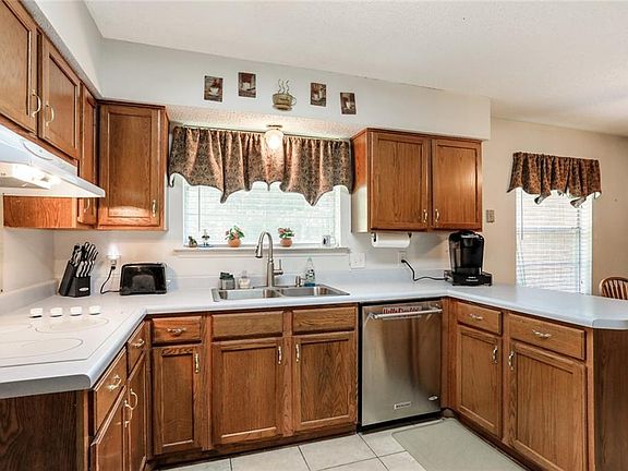 4th image of 22324 Hemlock Dr