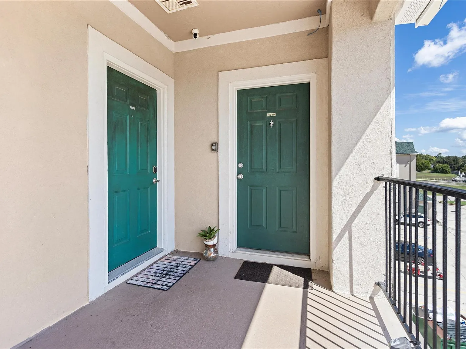 3 bed, 2.0 bath, 1822 sqft, $2,400 — Photo 1