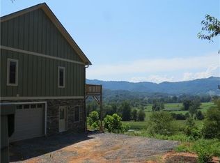 28 Midland Dr, Waynesville, NC 28785