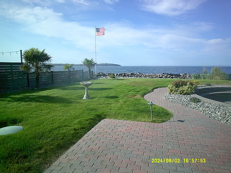 131 Beach Dr — Photo 27
