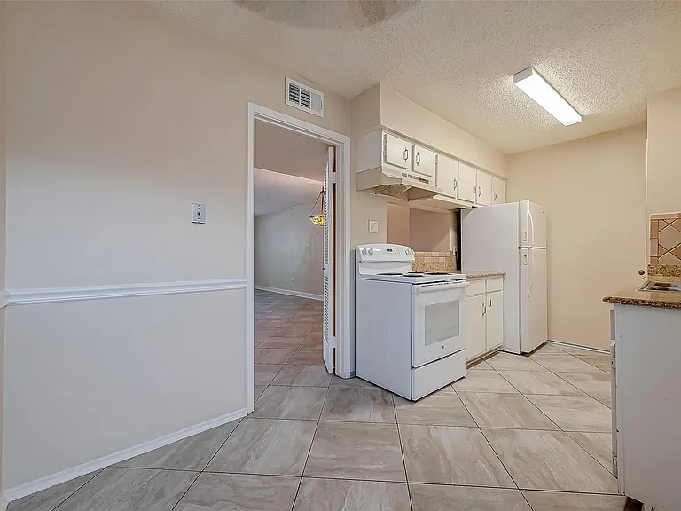 6410 Del Monte Dr #5 — Photo 12