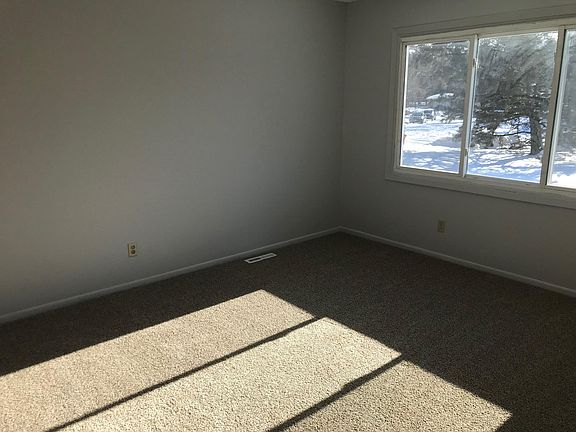 Large main floor master w/walk in closet