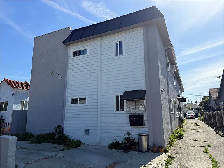 2530 Carmona Ave — Photo 1