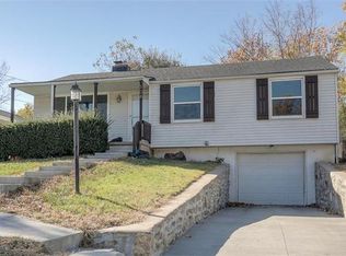 304 NW North Shore Dr, Lake Waukomis, MO 64151