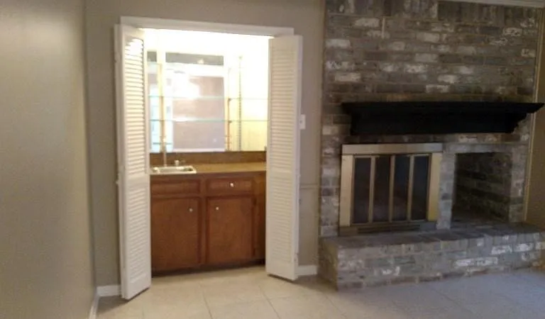 wet bar/fireplace
