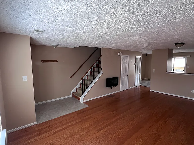 1412 Nestlewood Ct — Photo 4